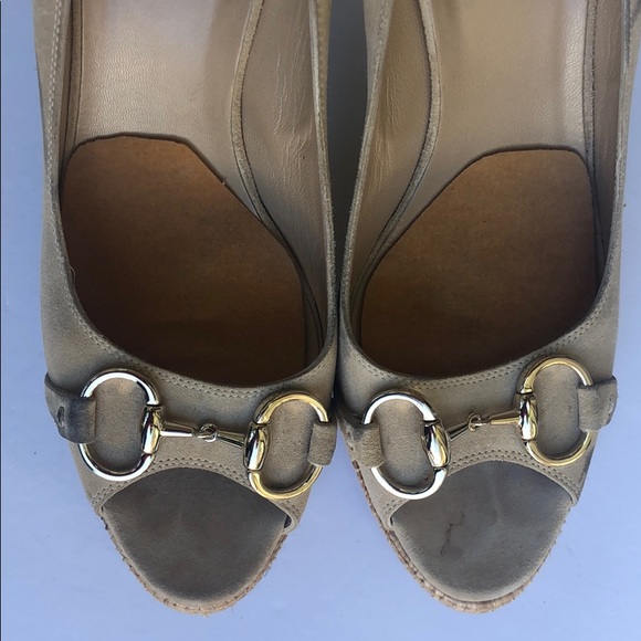 Gucci 1955 gold horsebit beige suede peep toe platform pumps heels - Picture 8 of 8